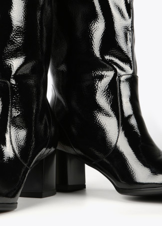 Botas de cano alto em efeito verniz