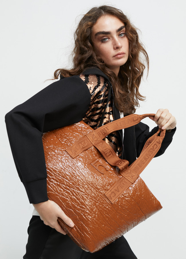 Tote bag de efeito envernizado