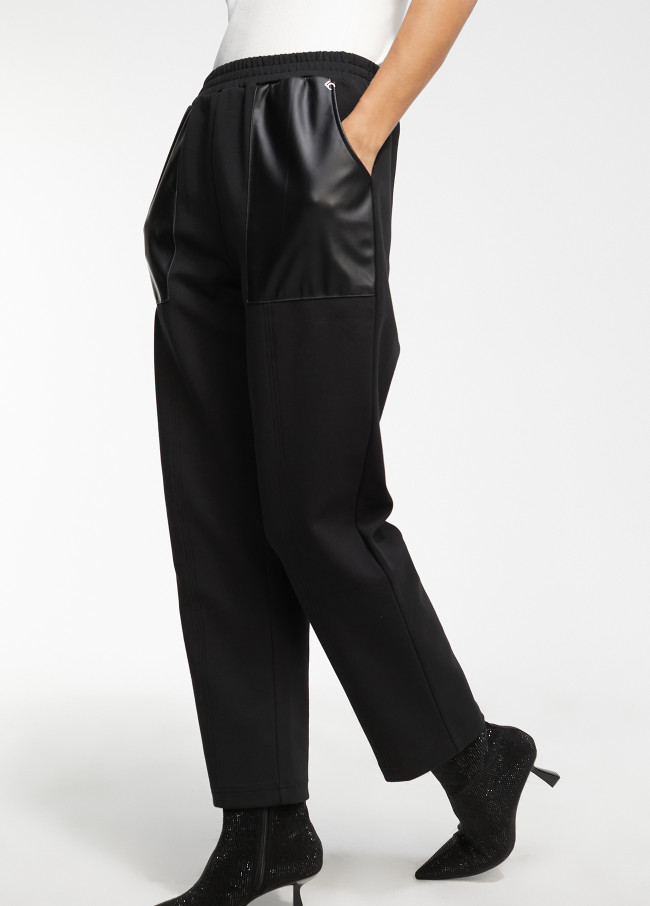 Pantalón de punto y efecto piel