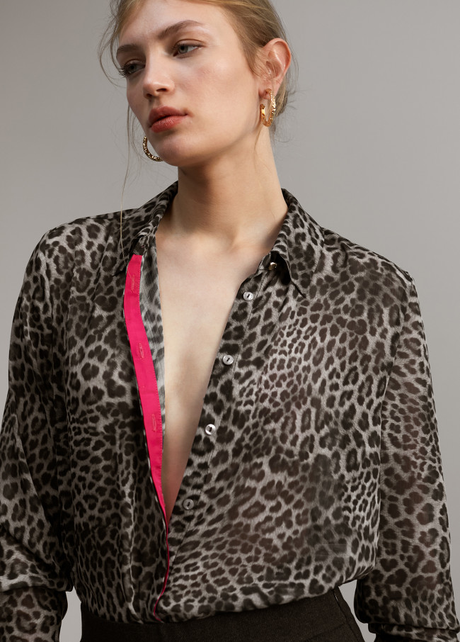 Blusa com pormenor em contraste