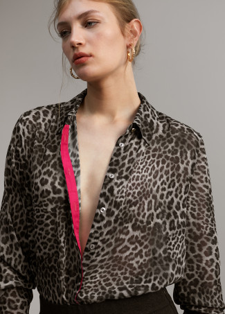 Blusa com pormenor em contraste