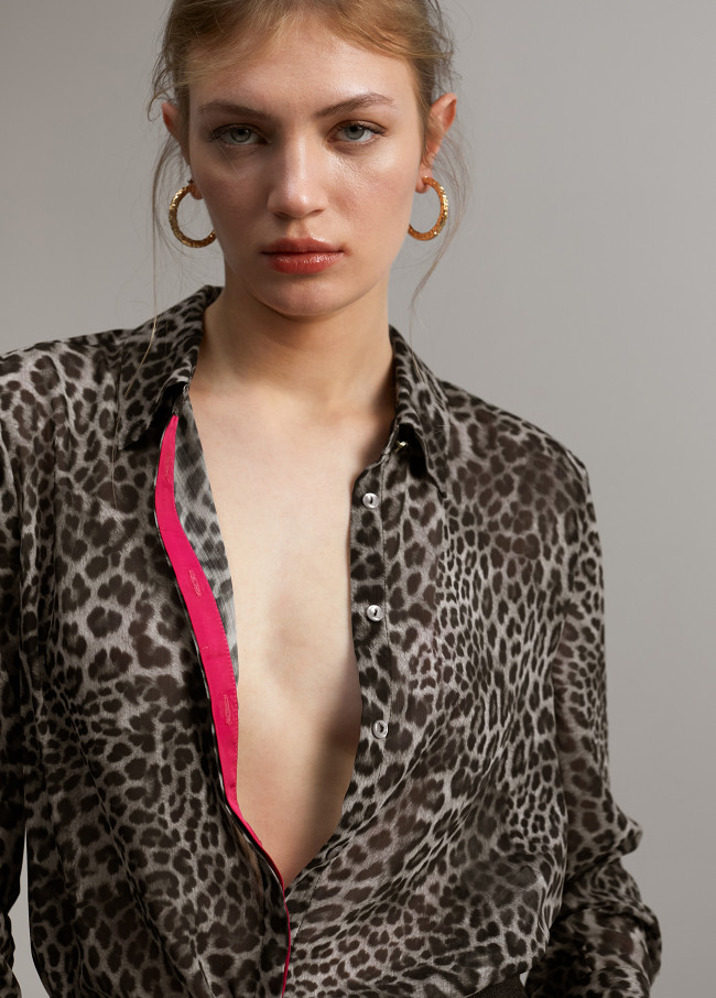 Blouse with contrast detail