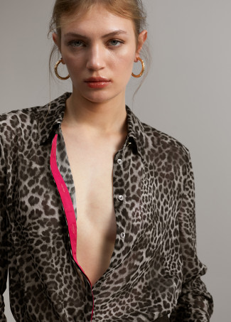 Blouse with contrast detail