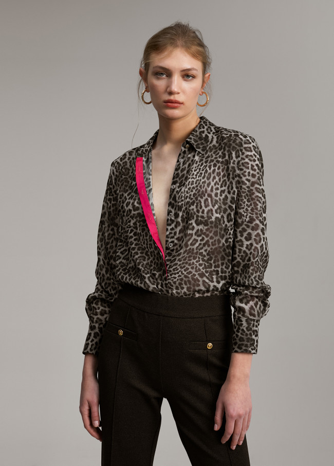 Blouse with contrast detail