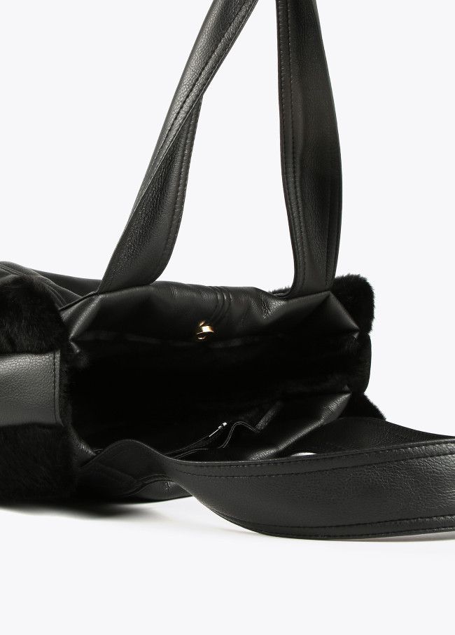 Shopper aus Kunstleder und Kunstfell
