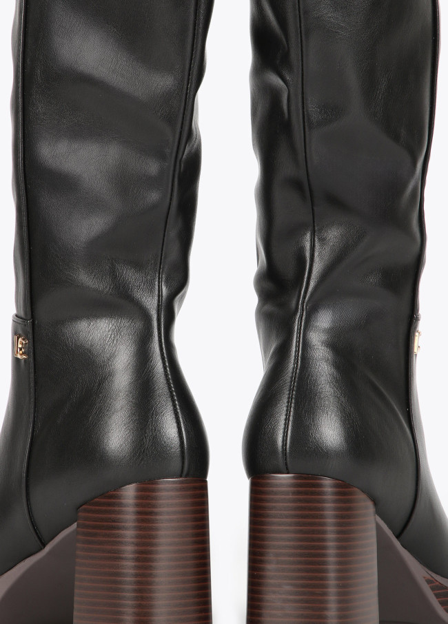 Stiefel mit hohem Schaft