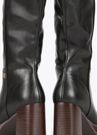 Stiefel mit hohem Schaft