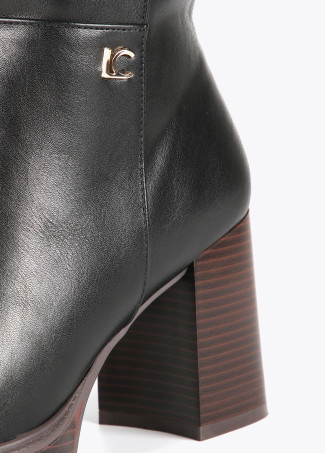 Stiefel mit hohem Schaft