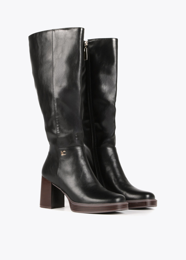 Stiefel mit hohem Schaft