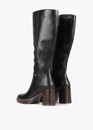 Stiefel mit hohem Schaft