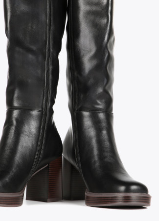 Stiefel mit hohem Schaft