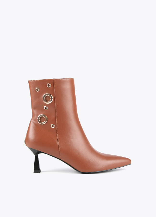 Ankle boots with eyelets