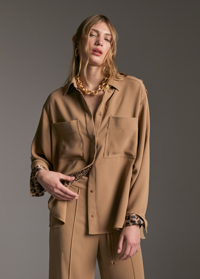 Camisa larga com bolsos