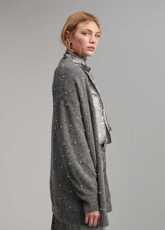 Cardigan com pormenor de joias