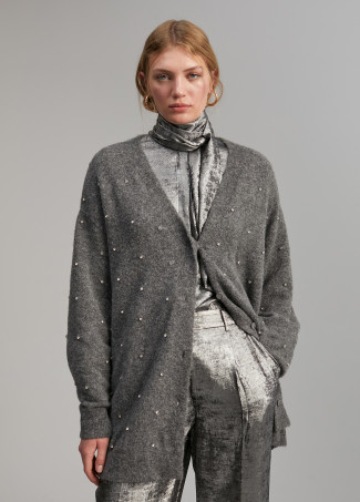 Cardigan com pormenor de joias