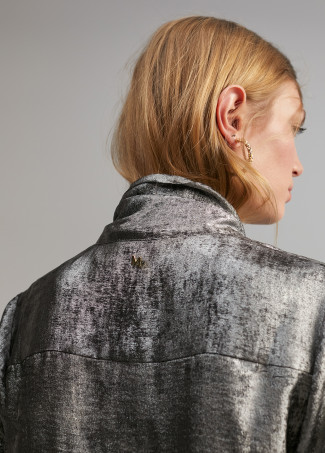 Laminierte Bluse mit Schleife