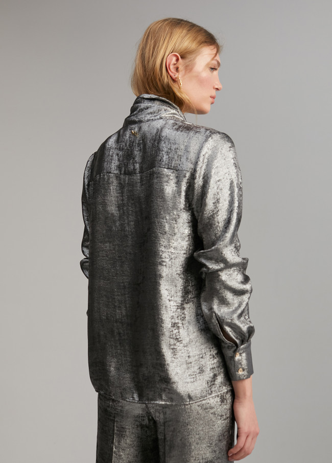 Laminierte Bluse mit Schleife