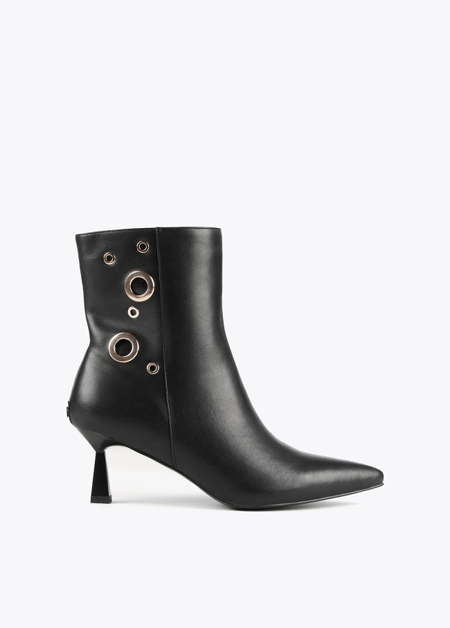 Ankle boots with eyelets