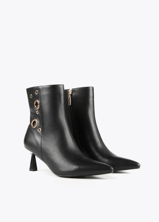 Ankle boots with eyelets