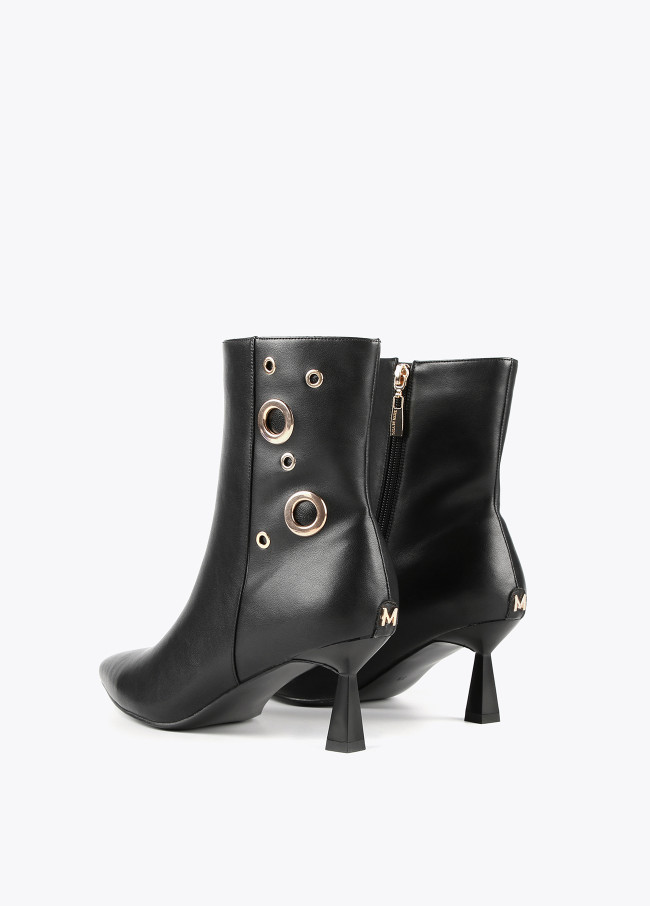 Ankle boots with eyelets