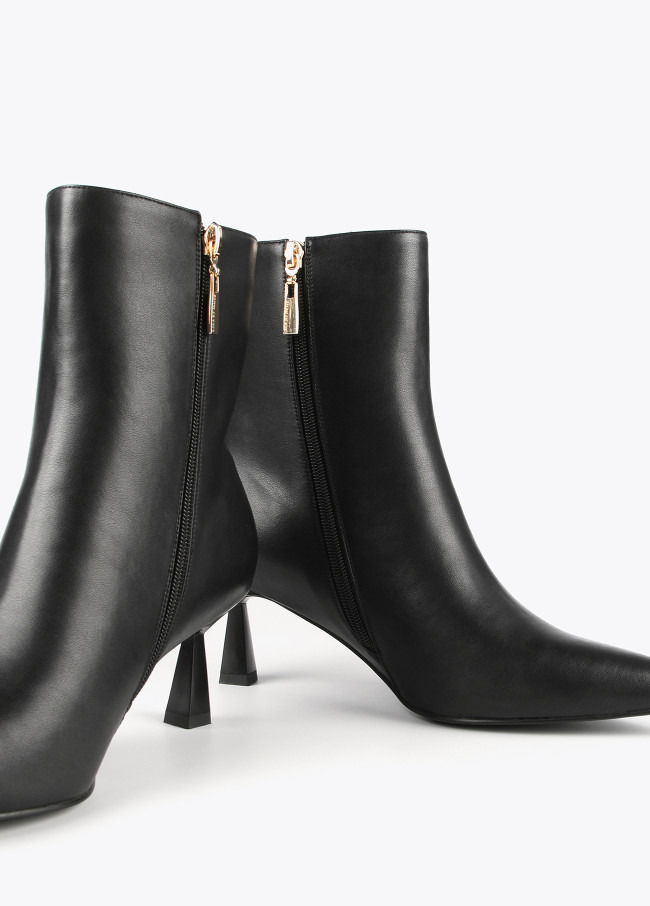 Ankle boots with eyelets
