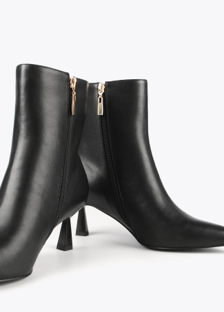 Ankle boots with eyelets