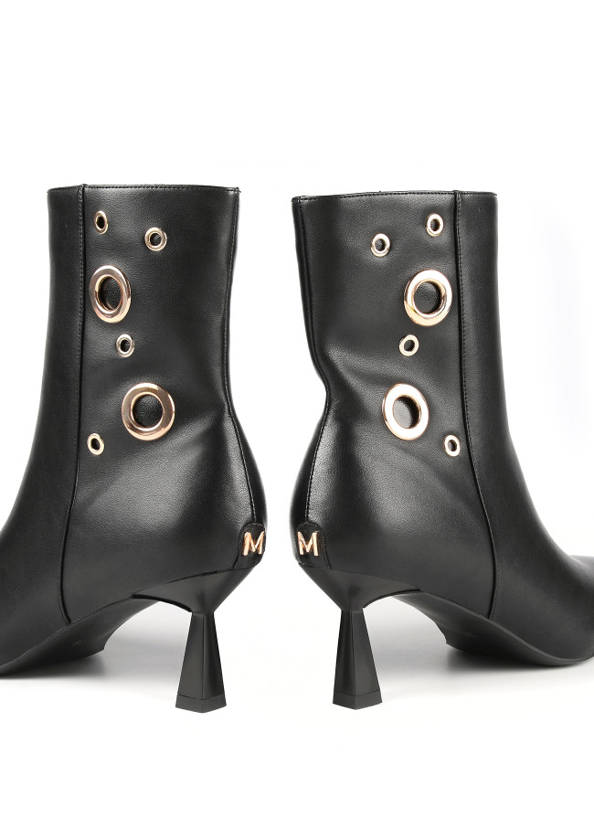 Ankle boots with eyelets