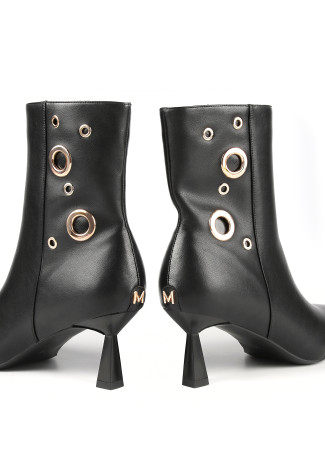 Ankle boots with eyelets