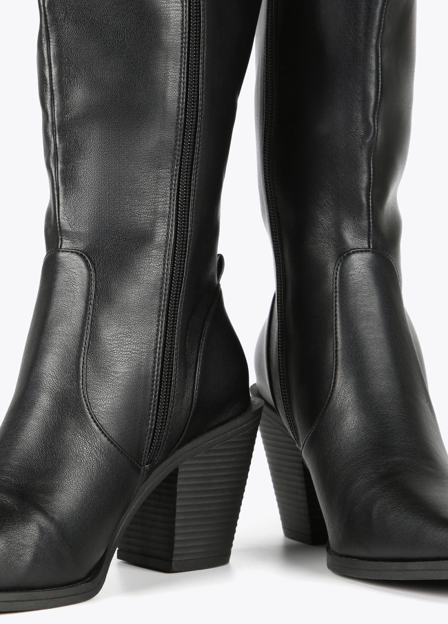 Bota estilo cowboy caña alta