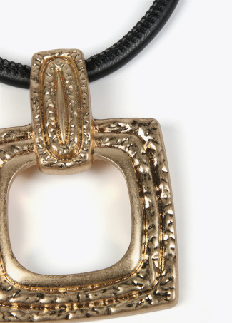Colar dourado com cordão preto.