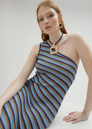 Colar dourado com cordão preto.