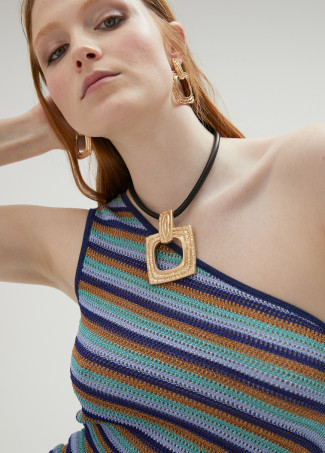 Colar dourado com cordão preto.