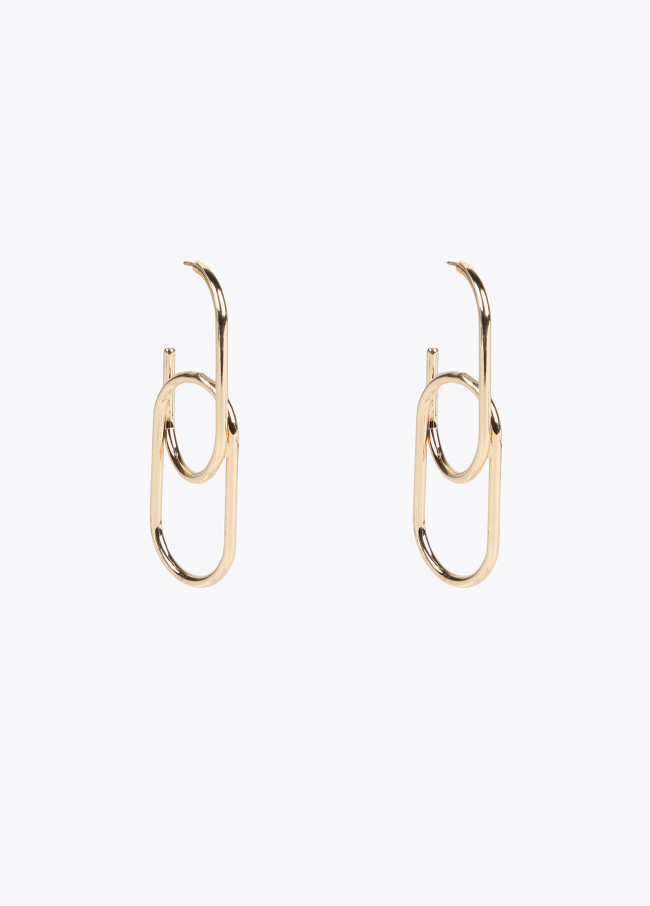 Boucles d’oreilles dorées forme entrelacée.
