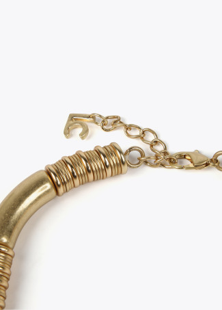 Colar de peças douradas