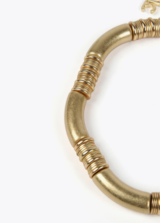 Colar de peças douradas