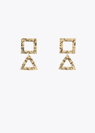 Goldfarbene Ohrringe mit geometrischen Figuren