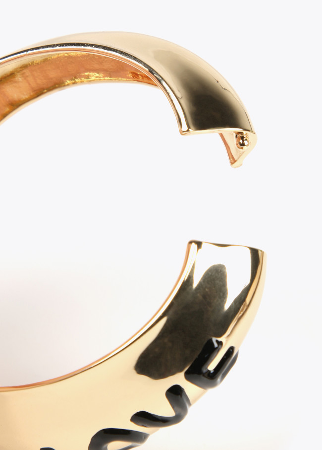 Pulseira dourada com mensagem