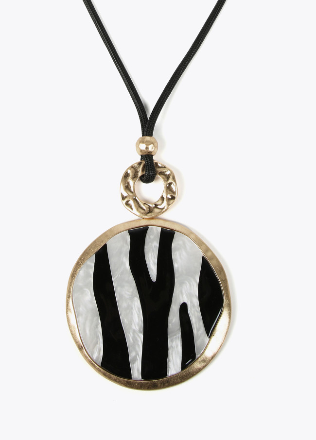 Collana con maxi elemento effetto stampa animalier