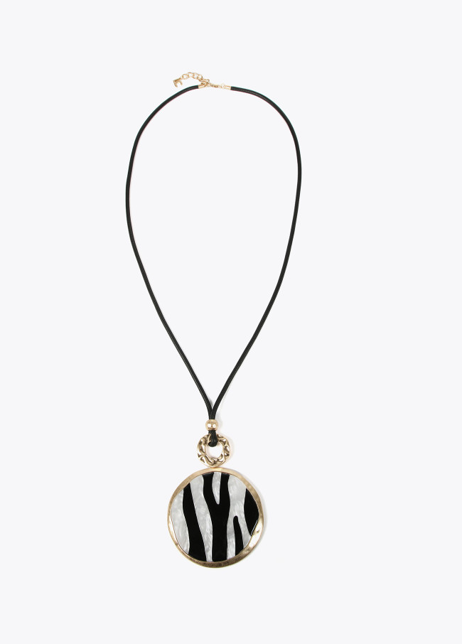 Collana con maxi elemento effetto stampa animalier
