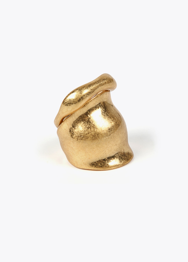 Goldfarbene Ringe mit Textur