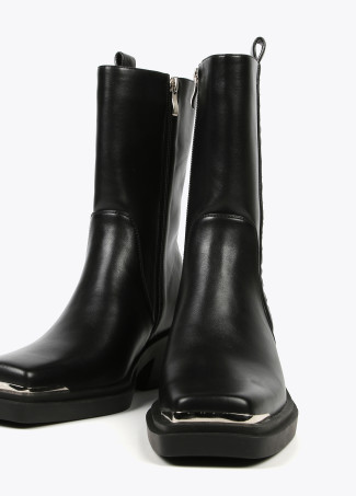 Bota punta cuadrada y detalles dorados