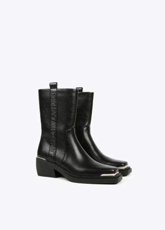 Bota punta cuadrara y detalles dorados