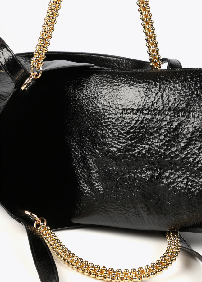 Mittelgroße, metallisierte Tasche