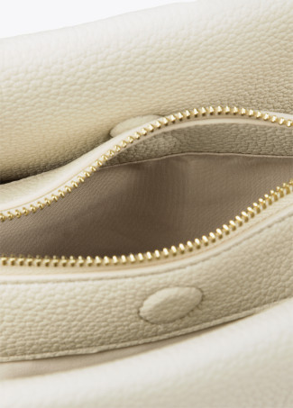 Mala grande em pele sintética e pega multicolor