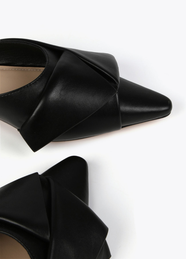 Pantoletten mit Schnürung