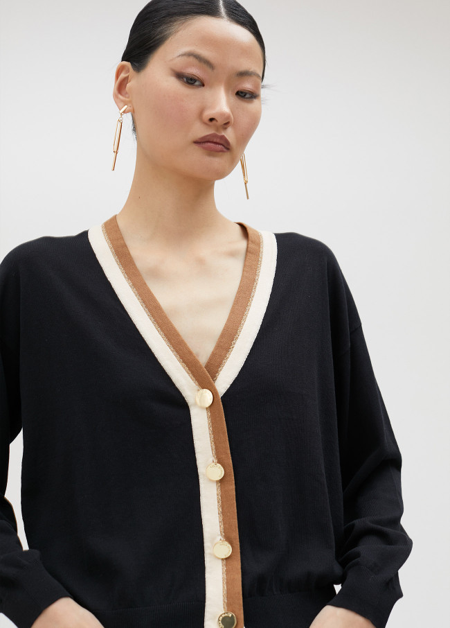 Cardigan básico com contraste