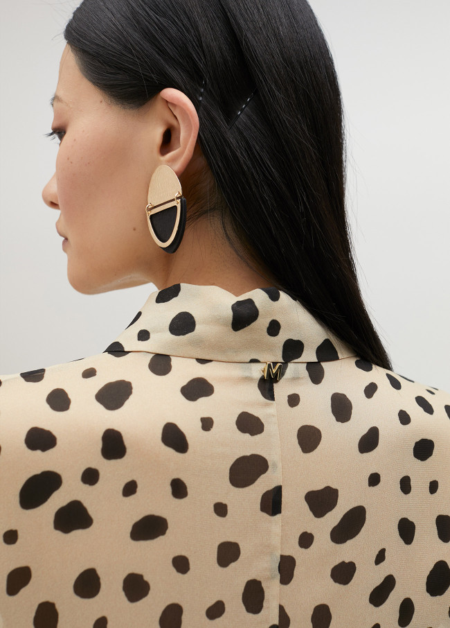 Camisa preta de bolinhas