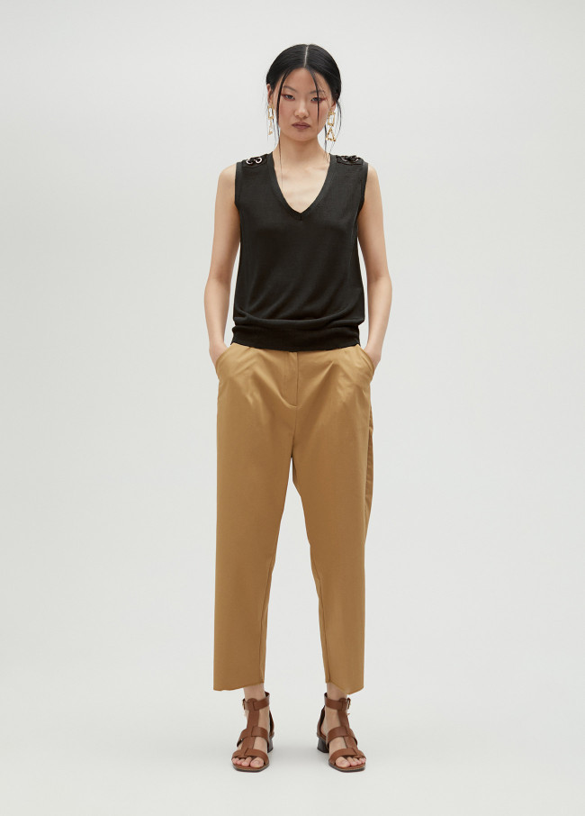 Top in maglia con occhielli