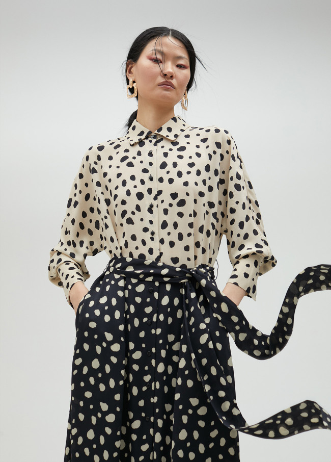 Vestido camiseiro às bolinhas