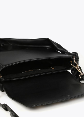 Borsa a tracolla con occhielli in metallo quadrati